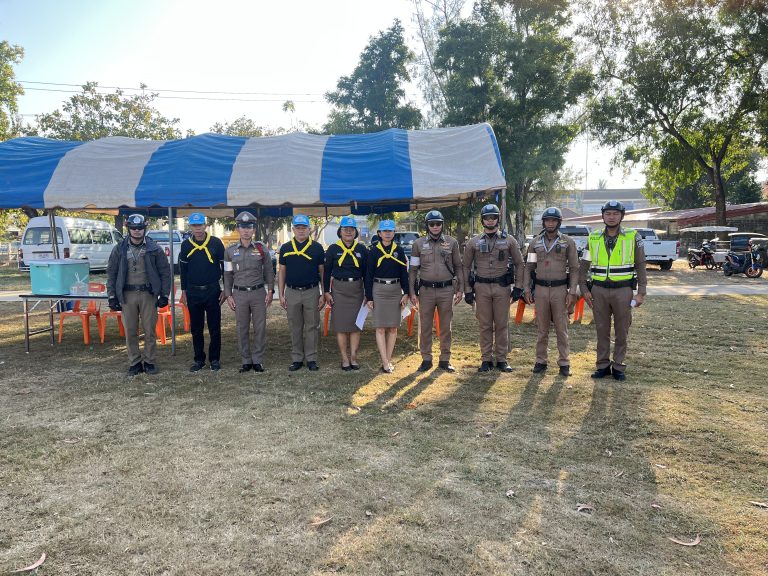 ตำรวจ สภ.กระนวน แจกของขวัญในงานวันเด็ก ณ สนามหน้าที่ว่าการอำเภอกระนวน